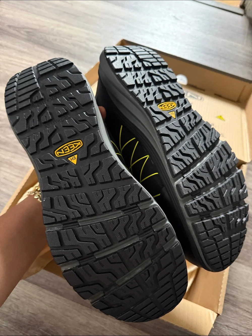 KEEN Vista Energy Shift in Black 12M Utility Footwear Work